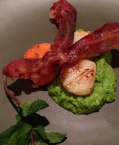 Scallop with pea puree and bacon